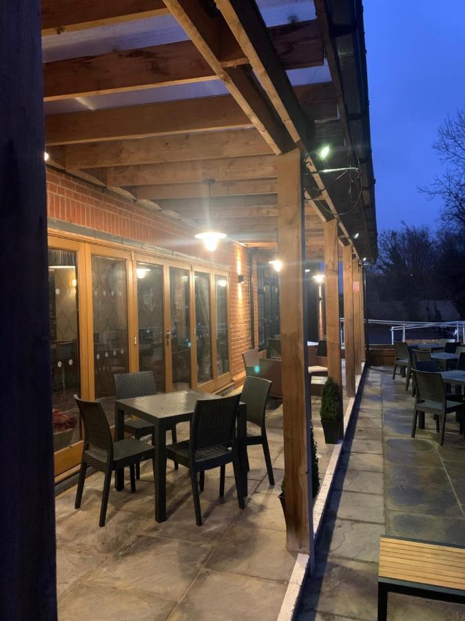 Hotel Crown & Anchor Woking Esterno foto