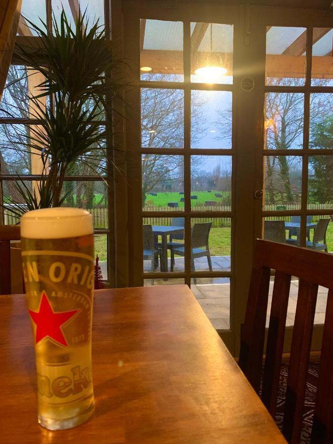 Hotel Crown & Anchor Woking Esterno foto