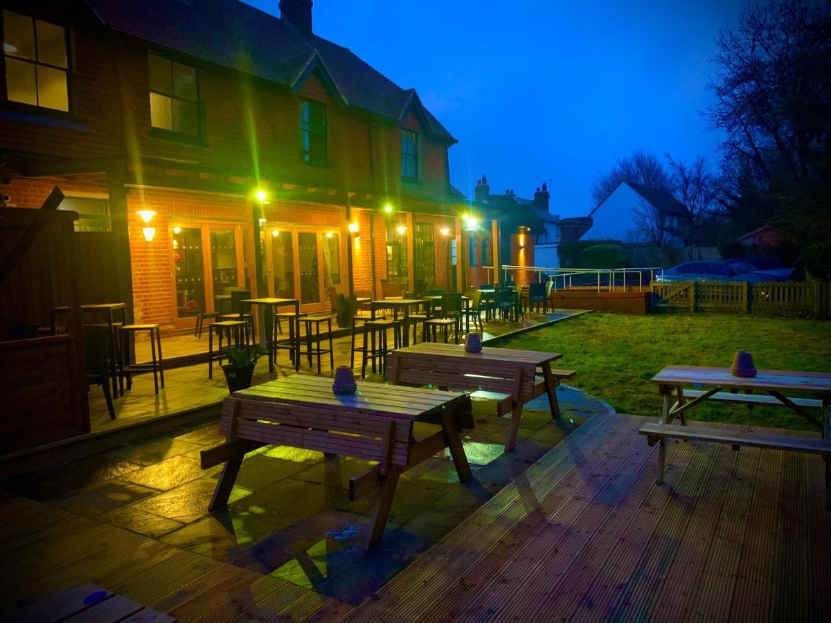 Hotel Crown & Anchor Woking Esterno foto