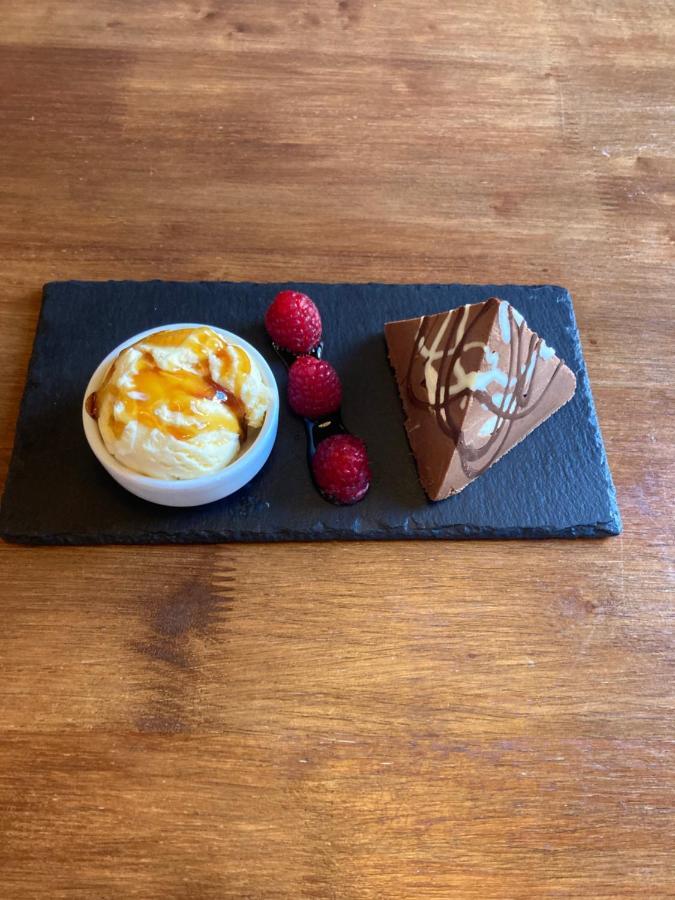 Hotel Crown & Anchor Woking Esterno foto