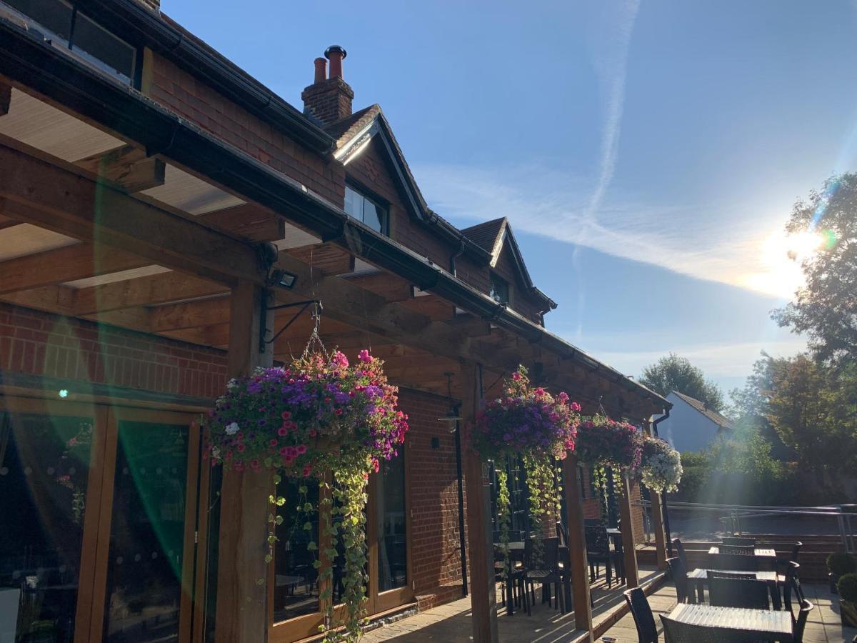 Hotel Crown & Anchor Woking Esterno foto