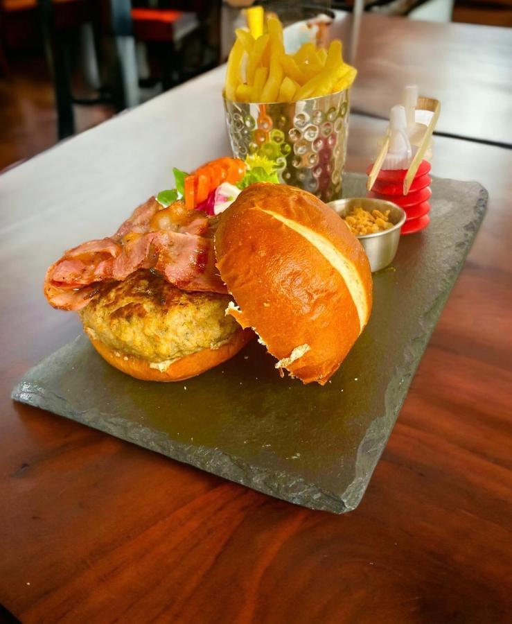 Hotel Crown & Anchor Woking Esterno foto